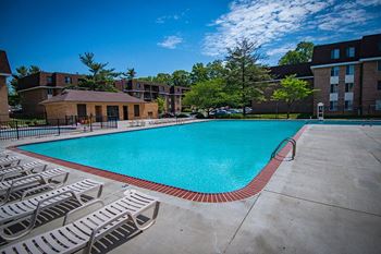 Oakton Park Apartments Pool